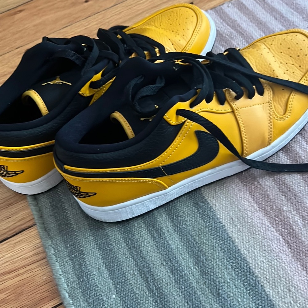Black and Yellow Jordan low top 9.5 pretty new